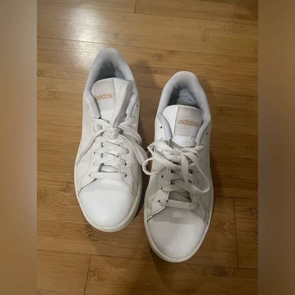 Adidas white advantage sneaker with cheetah accident on back heel - Picture 5 of 5